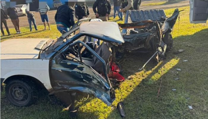 Virmond - Veículo se parte ao meio após colisão no trevo de acesso ao município 